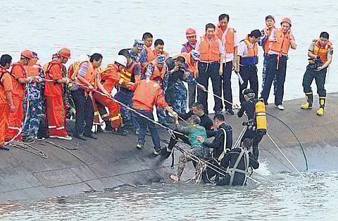 சீன சொகுசு கப்பல் யாங்ஸி நதியில் மூழ்கியது: 15 பேர் மீட்பு, 450 பேரை காணவில்லை