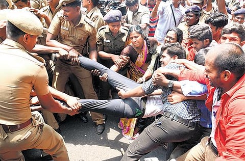 ஐஐடி முன்பு போராட்டம் நடத்திய 100 பேர் கைது: விரைவில் மாணவர் வாரிய கூட்டம் நடத்த நிர்வாகம் ஒப்புதல்