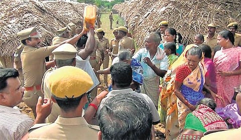 குடிசைகளை அகற்றியதால் போலீஸாருடன் தள்ளுமுள்ளு