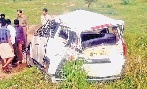 உளுந்தூர்பேட்டை அருகே டயர் வெடித்து கார் கவிழ்ந்து ஒரு குழந்தை, 2 பெண்கள் பலி: புதுமண தம்பதி உட்பட 5 பேர் காயம்