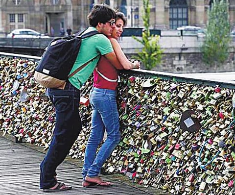 அச்சுறுத்தும் காதல் பூட்டுகள்