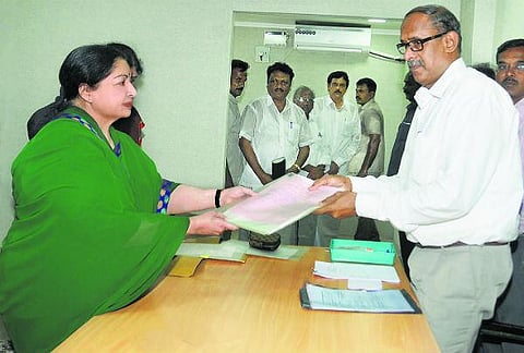 ஆர்.கே.நகர் இடைத்தேர்தல்: ஜெயலலிதா வேட்புமனு தாக்கல்