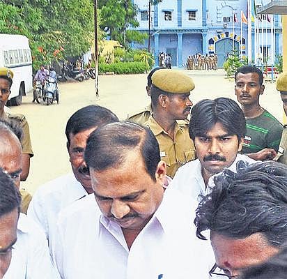 பாளை. சிறையிலிருந்து அக்ரி கிருஷ்ணமூர்த்தி விடுவிப்பு