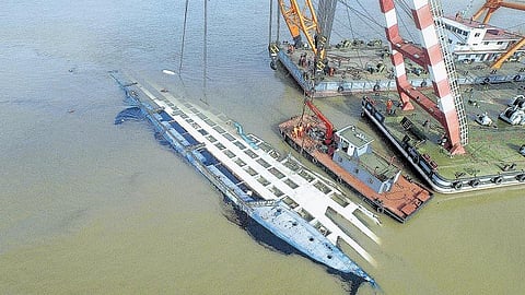 சீன கப்பல் விபத்தில் பலி எண்ணிக்கை 97 ஆக உயர்வு: 300 பேரை காணவில்லை