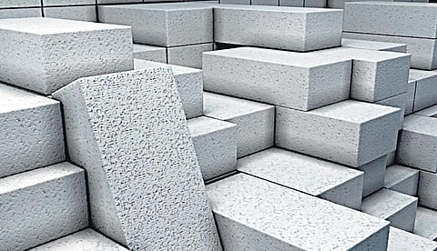 பறக்கும் சாம்பலில் கட்டுமானக் கற்கள்