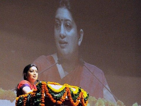 கல்வியை காவிமயமாக்குதல்: விமர்சகர்களுக்கு ஸ்மிருதி இரானி பதிலடி