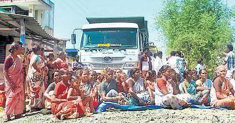 விதிகளை மீறி செயல்படுவதாக புகார்: கல்குவாரியை கண்டித்து மறியல் - லாரிகளையும் சிறைபிடித்தனர்