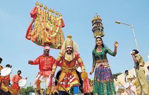 கிராமியக் கலைகளின் அழிவுக்குக் காரணம் என்ன?