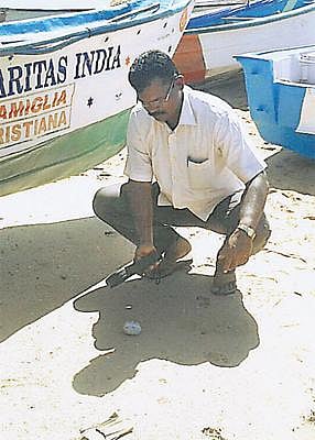 கூடங்குளம் அருகே குண்டுகளை வீசி மீனவர்கள் மோதல்: 3 பேர் காயம்; போலீஸ் வாகனம் சேதம்