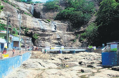 சீஸன் அறிகுறியே இல்லை: பருவமழை தாமதத்தால் தண்ணீரின்றி வறண்டது குற்றாலம் - வியாபாரிகள், சுற்றுலாப் பயணிகள் ஏமாற்றம்