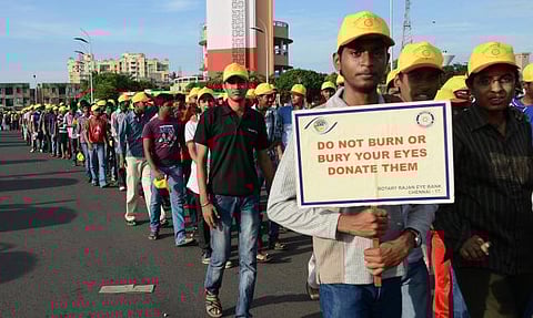 உயிரிழந்தோரின் கண்களை தானம் செய்ய 104 மருத்துவ சேவை மையத்தை தொடர்பு கொள்ளலாம்