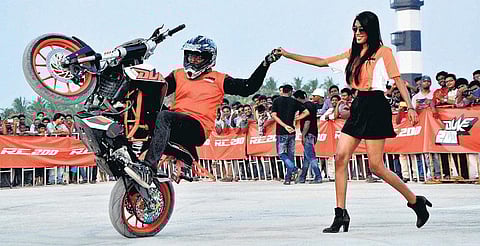 எல்லாமே கைத்தட்டலுக்குத்தான்!