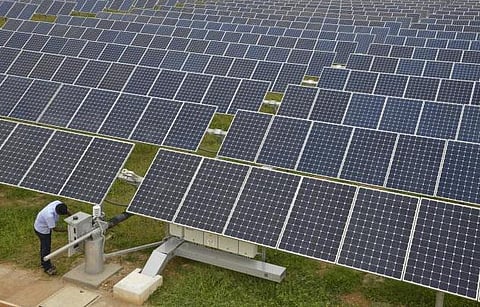 ரூ.1,400 கோடியில் சூரிய மின் உற்பத்தி திட்டம்: தமிழக அரசுடன் அதானி குழுமம் ஒப்பந்தம்