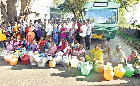 காலிக் குடங்களுடன் பெண்கள் சாலை மறியல்