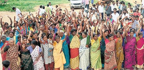 விஸ்வரூபம் எடுக்கிறது மணல் குவாரி பிரச்சினை: காவேரிப்பாக்கம் அருகே போலீஸ் - பொதுமக்கள் மோதல்- காவல்துறை வாகனம் சேதம்; 16 பேர் கைது