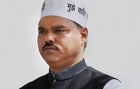 ஒரே சமயத்தில் இரண்டு கல்வி நிலையங்களில் பட்டப்படிப்பா?- புதிய சிக்கலில் தோமர்