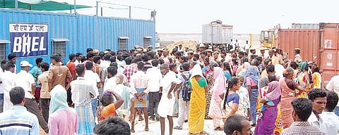 புதிய அனல் மின் நிலையம் அமைக்கும் பணி தொடக்கம்: மீஞ்சூர் அருகே வேலை கேட்டு கிராம மக்கள் முற்றுகை