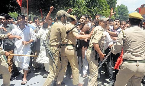 முன்னாள் முதல்வர் ஒமர் அப்துல்லா தலைமையில் ஜம்மு காஷ்மீர் அரசுக்கு எதிராக தேசிய மாநாட்டு கட்சி போராட்டம்