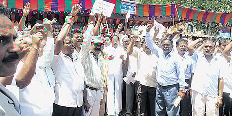 ஒரே பதவி, ஒரே ஓய்வூதியம் கோரி முன்னாள் ராணுவ வீரர்கள் வேலூரில் ஆர்ப்பாட்டம்