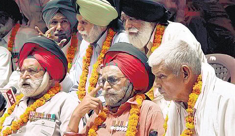 ஒரே பதவி, ஒரே ஓய்வூதியத்தை அமல்படுத்தக் கோரி நாடு முழுவதும் ஓய்வுபெற்ற ராணுவ வீரர்கள் போராட்டம்