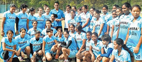 ஹாக்கி வீராங்கனைகளை சந்தித்து வாழ்த்து தெரிவித்தார் கேப்டன் தோனி