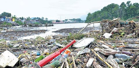 ஒரு நதியின் வாக்குமூலம்: கழிவுகளால் கண்ணீர் விடும் பவானி!