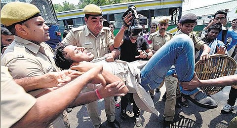 ஊழல் புகாரில் சிக்கிய லலித் மோடிக்கு சுஷ்மா உதவிய விவகாரம்: உச்ச நீதிமன்ற கண்காணிப்பில் எஸ்ஐடி விசாரணை - காங்கிரஸ் கட்சி வலியுறுத்தல்