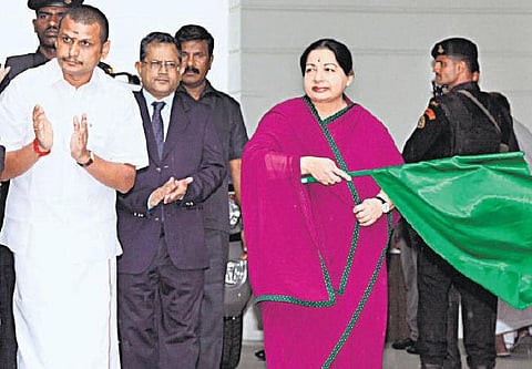 290 புதிய பேருந்துகள், 55 சிற்றுந்துகள்: முதல்வர் ஜெயலலிதா தொடங்கி வைத்தார்