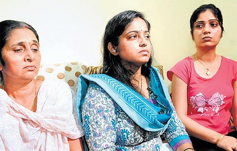 அதிநவீன தொழில்நுட்பத்தைப் பயன்படுத்தி விமானத்தை தேட வேண்டும்: விமானியின் மனைவி வேண்டுகோள்