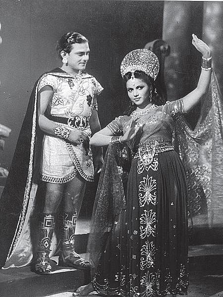 தந்தையின் கடனை அடைத்த மகள்!