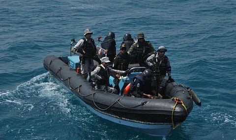 மும்பையில் மூழ்கும் கப்பலில் இருந்து 20 பேர் மீட்பு