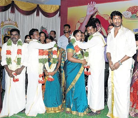 தேர்தலில் போட்டியிடுவது உறுதி: நடிகர் சங்க நிர்வாகிகள் அரசியலில் இருக்கக்கூடாது - திருமண விழாவில் விஷால் பேச்சு