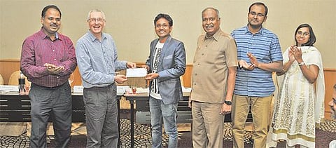 இங்கிலாந்து பல்கலைக்கழக விருதைப் பெற்று சவீதா பொறியியல் கல்லூரி மாணவர் சாதனை