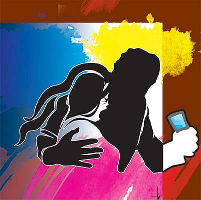 காதலித்த பெண்ணை புகைப்படம் எடுத்து மிரட்டிய இளைஞர் கைது: உடந்தையாக இருந்த பெற்றோருக்கு போலீஸ் வலை