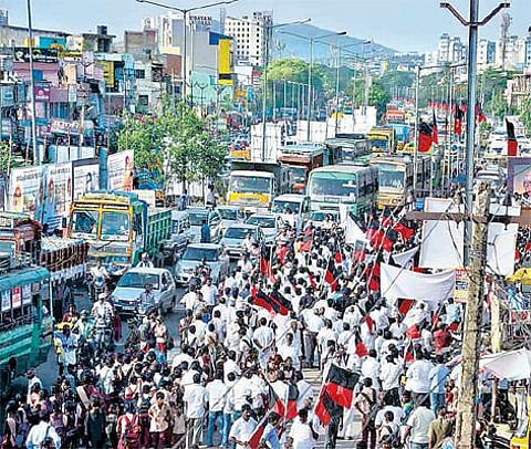 மேம்பாலப் பணிகளை விரைவுபடுத்த கோரி ஜிஎஸ்டி சாலையில் திமுக ஆர்ப்பாட்டம்: கூடுவாஞ்சேரியில் கடும் போக்குவரத்து பாதிப்பு