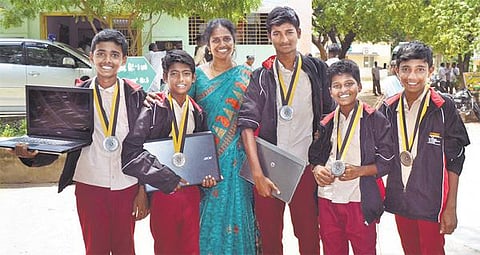 சமுதாய தொண்டுக்கான விருது பெற்ற மாணவர்களுக்கு மாவட்ட ஆட்சியர் பாராட்டு