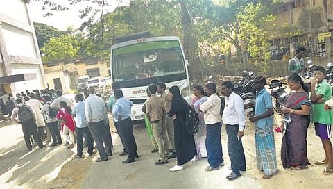 அரசு பள்ளிகளில் பிளஸ் 1 வகுப்பில் சில பாடப் புத்தகங்களுக்கு தட்டுப்பாடு: பாடம் நடத்தும் பணிகள் பாதிப்பு