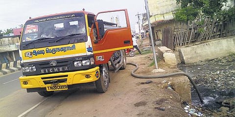 மழைநீர் வடிகால்வாயில் கழிவுநீர் திறப்பு: ஆவடி நகராட்சி லாரியை சிறைபிடித்து போராட்டம்