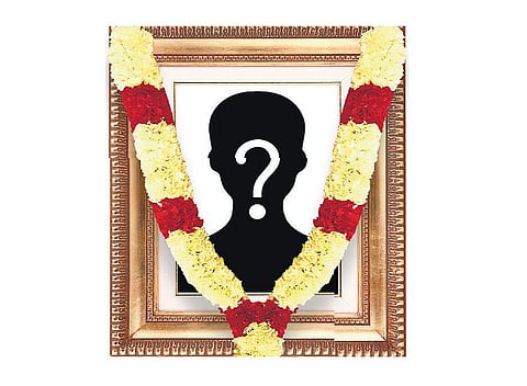 இறைவனடி சேர்ந்தவர்களின் படங்களை தெய்வத் திருவுருவப் படங்களுடன் சேர்த்து வைக்கலாமா?