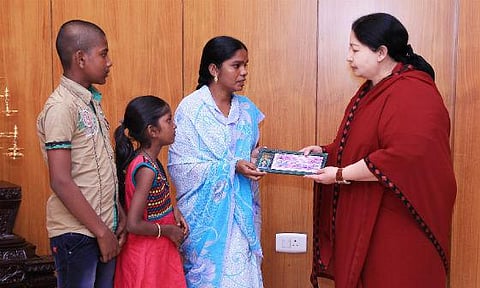 சவுதியில் சுட்டுக்கொல்லப்பட்ட மீனவர் குடும்பத்துக்கு ரூ.5 லட்சம் நிதியுதவி: ஜெயலலிதா வழங்கினார்