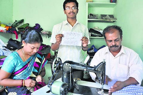 அரசு பள்ளியில் படித்து எம்பிபிஎஸ் சீட் கிடைத்தும் மருத்துவக் கல்லூரி கட்டணம் செலுத்த வழியின்றி தவிக்கும் மாணவர்