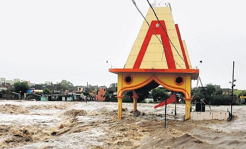 குஜராத்தில் கனமழைக்கு 45 பேர் பலி: மீட்புப் பணிகள் தீவிரம்