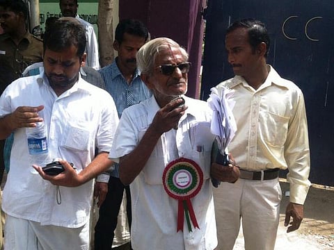 ஆர்.கே.நகரில் அதிமுக கவுன்சிலர் - டிராபிக் ராமசாமி ஆதரவாளர்களுக்கு இடையே வாக்குவாதம்