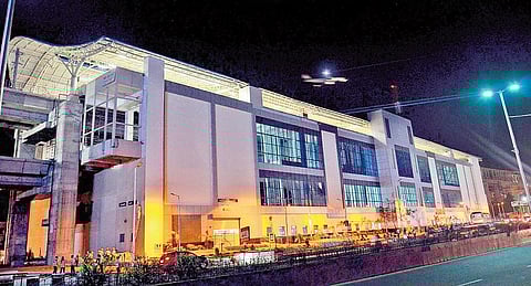 மெட்ரோ ரயில் நிலைய பகுதிகளில் சாலை, பேருந்து நிறுத்தங்களின் விரிவாக்கப் பணிகளில் மெத்தனம்