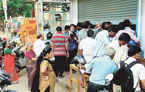 ஹெல்மெட் விலை இரு மடங்கு உயர்வு - வாகன ஓட்டிகள் அதிர்ச்சி: அநியாய விற்பனையை கண்காணிக்க அரசுக்கு கோரிக்கை