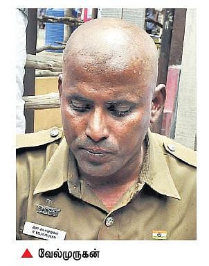 தேர்தலில் ஜெயலலிதா வெற்றி பெற்றதற்காக சீருடையில் முடிகாணிக்கை செய்த ஏட்டு