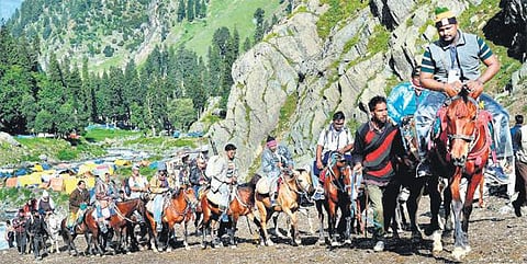 அமர்நாத் யாத்திரையை சீர்குலைக்க சதியா? - ராணுவ சீருடையில் 11 ஹிஸ்புல் தீவிரவாதிகள்: பேஸ்புக்கில் புகைப்படம் வெளியானதால் கண்காணிப்பு தீவிரம்