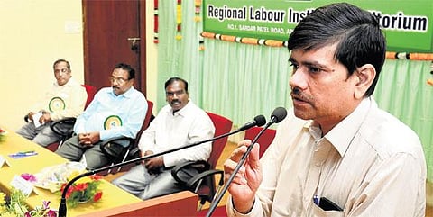 தொழிற்சாலை, கட்டுமான விதிகளை அனைவரும் உறுதியாக பின்பற்ற வேண்டும்: தொழிலாளர் மற்றும் வேலை வாய்ப்புத் துறை செயலாளர் வலியுறுத்தல்