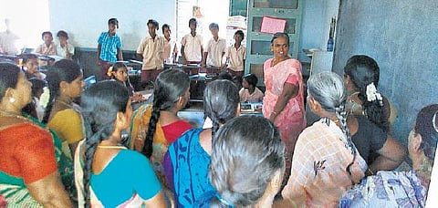 மாணவிக்கு 100 தோப்புகரணம் தண்டனை: பள்ளியை முற்றுகையிட்டு பெற்றோர் போராட்டம்