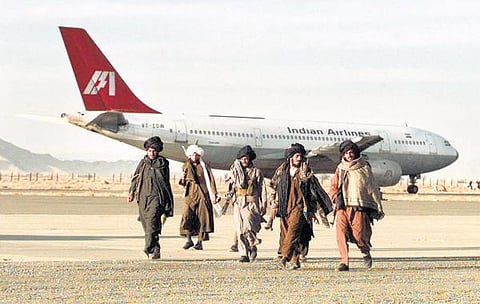 பயணிகளின் உயிருக்கு ஆபத்து ஏற்படுமோ என்ற பயத்தில் காந்தகாருக்கு விமானம் கடத்தப்பட்டபோது முடிவெடுக்க எல்லோரும் தயங்கினார்கள்: ரா உளவு அமைப்பின் முன்னாள் தலைவர் தகவல்